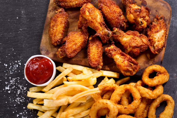 பயணங்களின் போது தவிர்க்க வேண்டிய உணவுகள் எவை தெரியுமா...! | What Foods To Be Avoided During Travelling Time