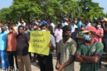 மாநகரசபை ஆணையாளரின் அதிகாரம் குறைப்பு- ஒன்று திரண்ட ஆயிரக்கணக்கான ஊழியர்கள்!
