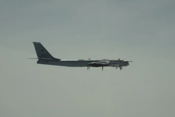 ரஷ்ய குண்டு வீச்சு விமானங்கள் இடைமறிப்பு - அமெரிக்க போர் விமானங்களின் செயலால் பதற்றம்