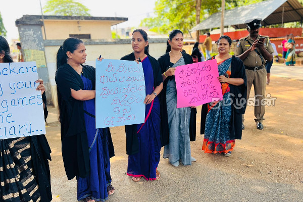 வடக்கில் சரத் வீரசேகரவுக்கு எதிராக வீதிக்கு இறங்கிய சட்டத்தரணிகள் (Video) | Lawyers Protest In Jaffna