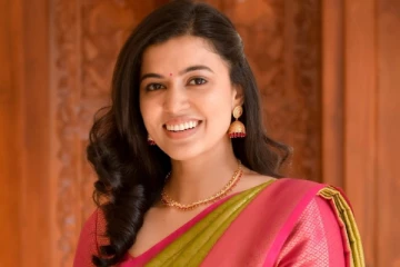 பிரபல நடிகையின் காலில் விழுந்த ரசிகர்.. வைரலாகும் வீடியோ