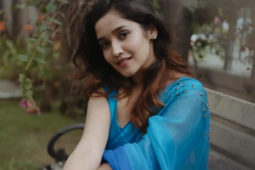 நடிகை அனிகா சுரேந்திரன் சேலையில் அழகிய போட்டோஷூட்