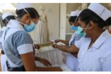 කාන්තා හෙදියන් දෙදෙනෙකු විකිරණ කාමරය තුළට කොටු කිරීම සම්බන්ධයෙන් අපෙක්ෂ රෝහලේ විකිරණවේදීයා අත්අඩංගුවට ගෙන තිබේ