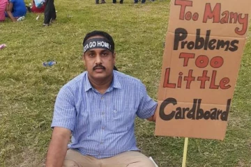 விலையேற்றத்தால் திண்டாட்டம்; யாசகம் வாங்கிய பிரதேசசபை உறுப்பினர்!