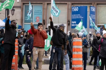 கனடாவில் பல்லாயிரக் கணக்கான அரசாங்க ஊழியர்கள் பணிப்புறக்கணிப்பு