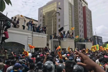 தப்பியோடிய கோட்டாபய;  ஜனாதிபதி மாளிகைக்குள் நுழைந்த மக்கள்
