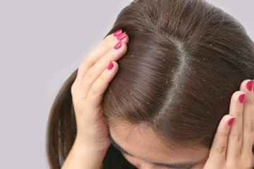 அரிக்கும் பொடுகை விரட்டி அடிக்க வேண்டுமா? இந்த பொருட்களில் ஒன்றை பயன்படுத்தினாலே போதும்