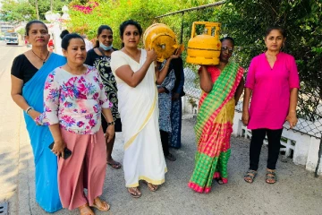 லாஃப் எரிவாயு சிலிண்டரின் விலையை குறைக்க கோரி கிருலப்பனையில் ஆர்ப்பாட்டம் (Photos)