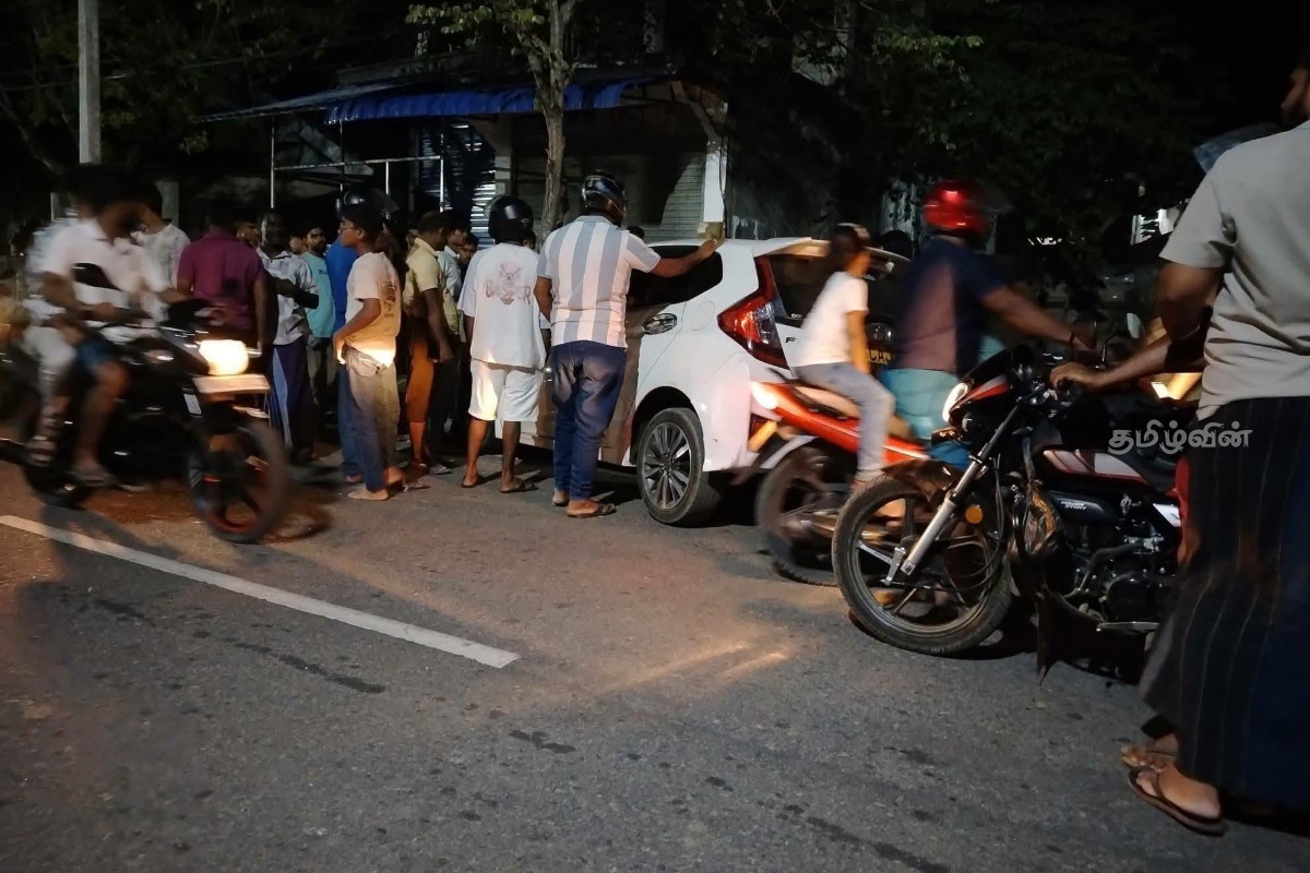 வீதியை விட்டு விலகி மரத்துடன் மோதிய கார் | Car Left The Road And Crashed Into A Tree வீதியை விட்டு விலகி மரத்துடன் மோதிய கார் | Car Left The Road And Crashed Into A Tree