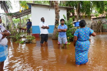 மன்னார் மாவட்டத்தில் கடும் மழை: பல கிராமங்கள் வெள்ள நீரில் மூழ்கியது (Photo)
