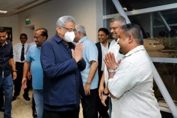 ගෝඨා පිලිගන්න මැති ඇමතිවරු පෝලිමේ ආ හැටි මෙන්න...(PHOTOS)