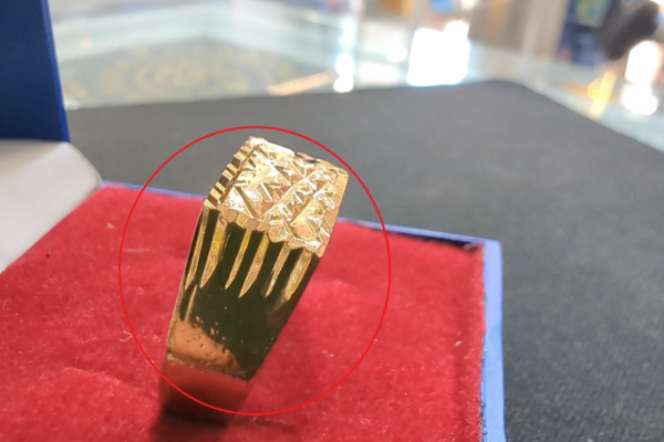 நூதன முறையில் திருட்டு! நபர் தொடர்பில் தகவல் தெரிந்தால் உடன் அறிவிக்குமாறு பொலிஸார் அறிவுறுத்தல் | In Thalavakkalai Gold Ring Stolen As Fake Ring