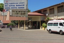 மன்னார் மாவட்ட பொது வைத்தியசாலையில் இருந்து தப்பி சென்ற கொரோனா தொற்றாளர் மடக்கி பிடிப்பு