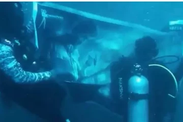 கடலுக்கடியில் வெளியிடப்பட்ட சினிமா போஸ்டர் - இன்ப அதிர்ச்சியில் திரையுலகம்