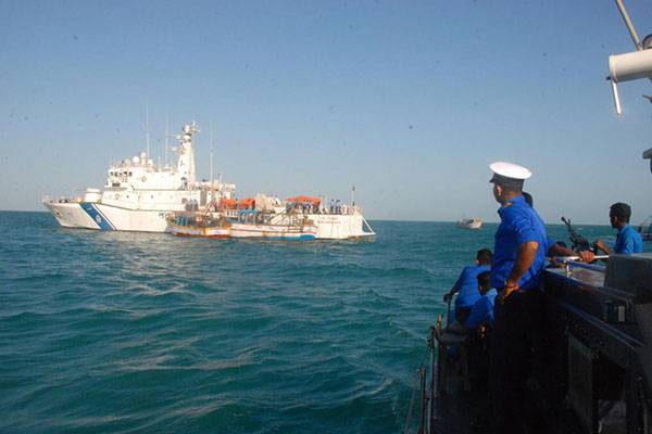 அத்துமீறிய கடற்தொழில்;  9 தமிழக மீனவர்கள் அதிரடி கைது | Overfishing 9 Tamil Nadu Fishermen Arrested