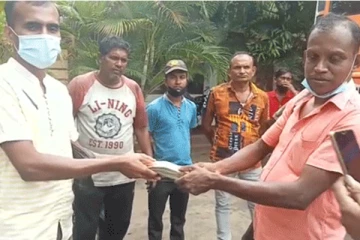 வீதியில் கண்டெடுத்த பெருந்தொகை பணத்தை உரிமையாளரிடம் ஒப்படைத்த நபர்கள்