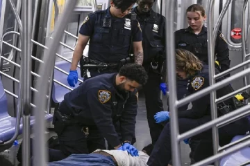 நியூயார்க் சுரங்கப்பாதை ரயிலில் நேர்ந்த விபரீதம்!