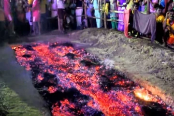 திருவிழாவில் தீ மிதித்த இளம் பெண்ணுக்கு நேர்ந்த பெரும் துயரம்!