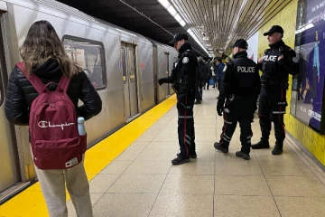 ரொறன்ரோவில் ரயிலில் பயணித்தவர்களை தாக்கிய சிறுமிகளை தேடும் பொலிஸார்