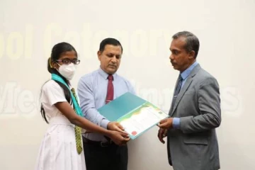 2022ஆம் ஆண்டுக்கான தேசிய புத்தாக்கப்போட்டியில் பதக்கம் வென்ற மாணவி