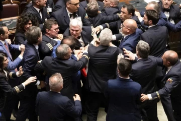 இத்தாலி நாடாளுமன்றத்தில் கைகலப்பு ; ஜி7 மாநாடு இடம்பெறவுள்ள நிலையில் இப்படி ஒரு சம்பவம்