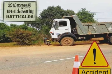 மட்டக்களப்பில் கனரக வாகனத்துடன் மோதிய மோட்டார் சைக்கிள்: இருவர் படுகாயம்