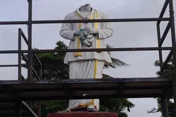 தந்தை செல்வாவின் சிலையை உடைத்த விசமிகள்