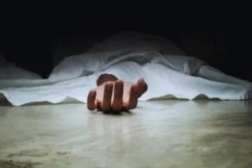 அவனை விட்டுவிடாதீர்கள்... சுவரில் எழுதிவைத்துவிட்டு தன் உயிரை மாய்த்துக்கொண்ட இளம்பெண்