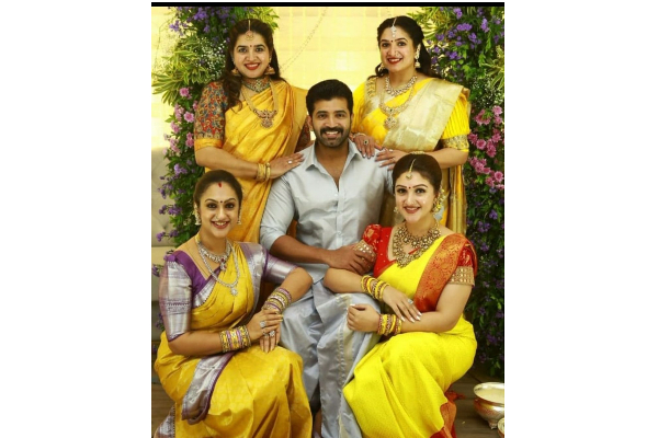 தனது நான்கு சகோதரிகளுடன் நடிகர் அருண் விஜய்.. சமீபத்தில் எடுத்துக்கொண்ட அழகிய புகைப்படம் | Arun Vijay With His Sisters