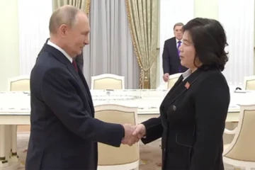 வடகொரிய பெண் அமைச்சரை தர்மசங்கடத்துக்குள்ளாக்கிய புடினின் செயல்