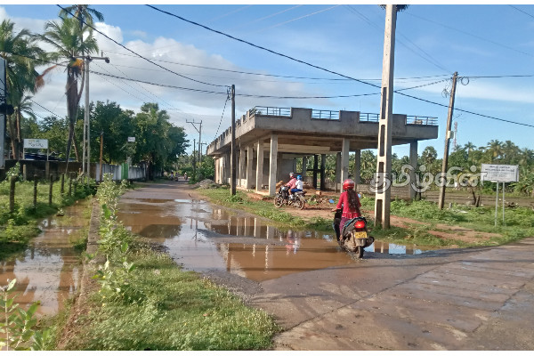 தண்ணீரூற்று சைவப் பாடசாலை வீதியில் போக்குவரத்துக்கு இடையூறு (Photos) | Thannirootru Saiva School