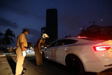 பொலிஸாரால் இரவில் சுற்றிவளைக்கப்பட்ட சொகுசு காருக்குள் காத்திருந்த அதிர்ச்சி