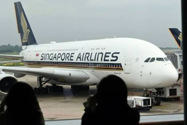 ஹாங்காங்கில் அவசர அவசரமாகத் தரையிறங்கிய விமானம்! | Plane Made An Emergency Landing In Hong Kong