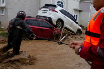 இந்தோனேசியாவில் வெள்ளம் மற்றும் நிலச்சரிவுகளில் சிக்கி 49 போ் பலி