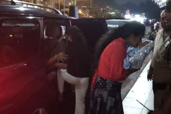 கோட்டை ரயில் நிலையத்தில் அநாதரவான நிலையில் மீட்கப்பட்ட பச்சிளம் குழந்தை; பெண்ணொருவரின் நெகிழவைத்த செயல்! | The Baby Was Rescued In A Poor Condition