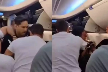 திடீரென Exit கதவை திறக்க முயன்ற விமான பயணி: பதறியடித்து அவரை பிடித்த ஊழியர்கள் (வீடியோ)
