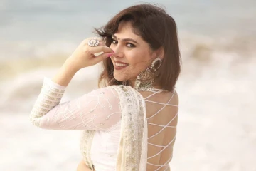 பிக் பாஸ் ஷெரின் சேலையில் செம கிளாமர் போஸ்