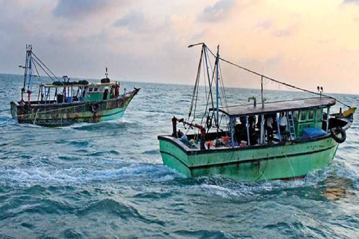 இலங்கை கடற்பரப்பில் மீண்டும் பரபரப்பு ; 12 தமிழக மீனவர்கள் கைது | 12 Tamil Nadu Fishermen Arrested Sri Lankan Waters இலங்கை கடற்பரப்பில் மீண்டும் பரபரப்பு ; 12 தமிழக மீனவர்கள் கைது | 12 Tamil Nadu Fishermen Arrested Sri Lankan Waters