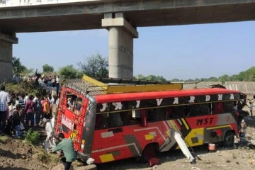 திடீரென பாலத்தில் இருந்து கவிழ்ந்த பேருந்து - 15 பேர் உயிரிழப்பு!