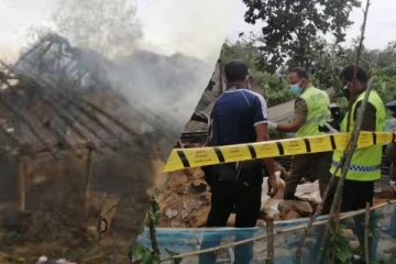 வீடு தீப்பற்றியதில் கணவன் செய்த செயல்: மனைவி பரிதாபமாக உயிரிழப்பு