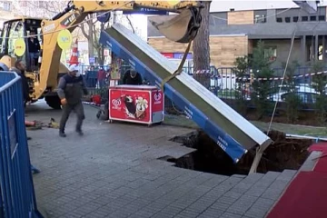 திடீரென ஏற்பட்ட பள்ளம்., 20 அடி குழிக்குள் விழுந்த மனிதர்! அதிர்ச்சியூட்டும் வீடியோ