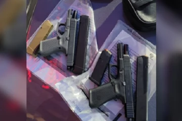 கனடாவில் இரண்டு துப்பாக்கிகளுடன் வாகனத்தில் உறங்கிக் கொண்டிருந்த பெண் கைது