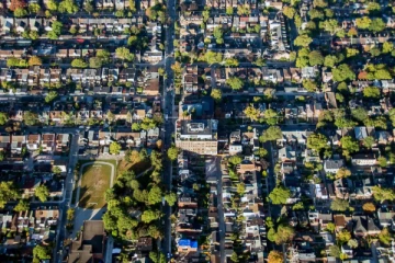 டொராண்டோவை விட்டு வெளியேறும் குடும்பங்கள்