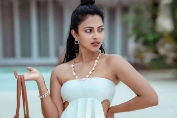 71 வயது நடிகருடன் ரொமான்ஸ்! வாய்ப்பில்லாமல் நடிகை அமலா பால் இப்படி இறங்கிட்டாரே