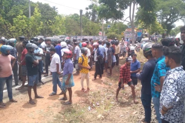 யாழ். மீசாலையில் தொடருந்தில் மோதுண்டு வயோதிபர் உயிரிழப்பு (Photos)