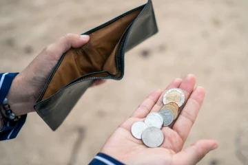 கையில் துளியும் பணம் தங்கமாட்டீங்குதா? அப்ப ஒரு டப்பாவுல இத போட்டு வையுங்க