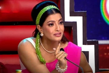 சிறுவயதில் தனக்கு நேர்ந்த பாலியல் துன்புறுத்தல்... நிகழ்ச்சி மேடையில் கதறிய அழுத நடிகை வரலட்சுமி