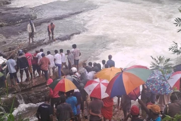 ஆற்றில் ஜீப் விழுந்து தம்பதியினர் உயிரிழப்பு