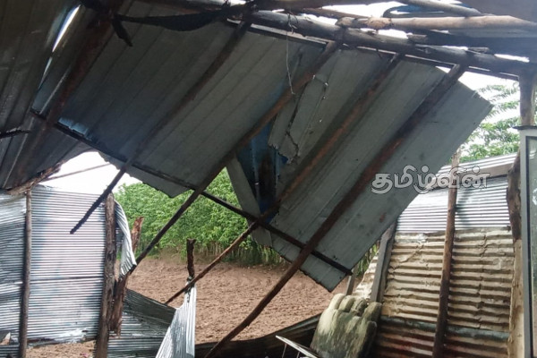 மட்டக்களப்பில் வீசிய மினி சூறாவளியால் பல வீடுகள் சேதம் | Several Houses Damaged Mini Cyclone In Batticaloa மட்டக்களப்பில் வீசிய மினி சூறாவளியால் பல வீடுகள் சேதம் | Several Houses Damaged Mini Cyclone In Batticaloa