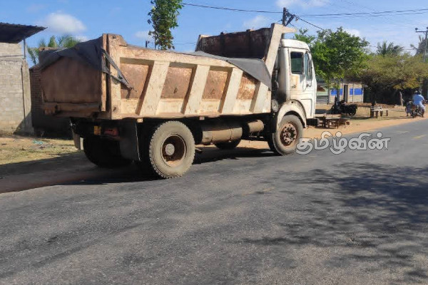 கிண்ணியாவில் தனியார் பேருந்தும் கனரக வாகனமும் மோதி விபத்து! | Bus And Tipper Collide In Kinniya